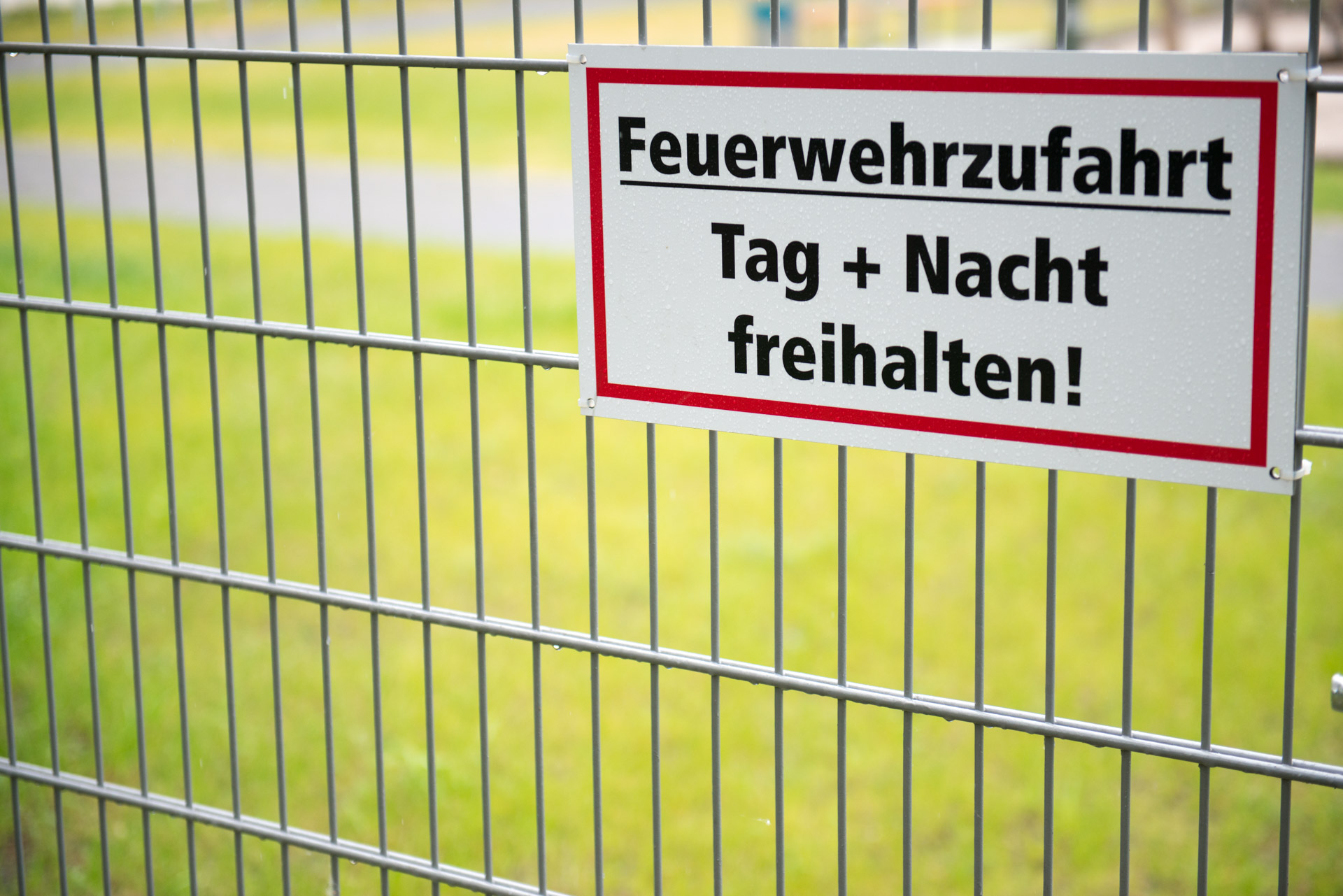 Feuerwehrzufahrt Zaun einer Feuerwehrzufahrt