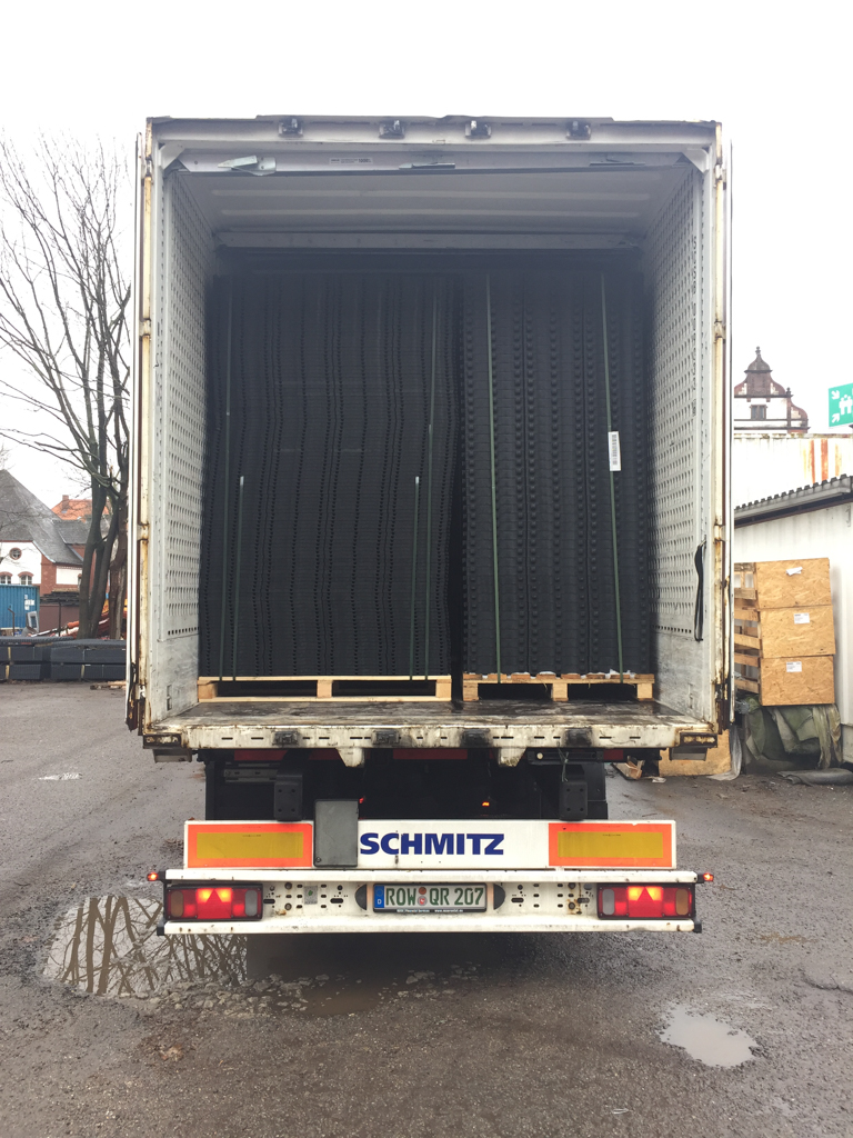 LKW mit Rasengittern LKW beladen mit Rasengittern