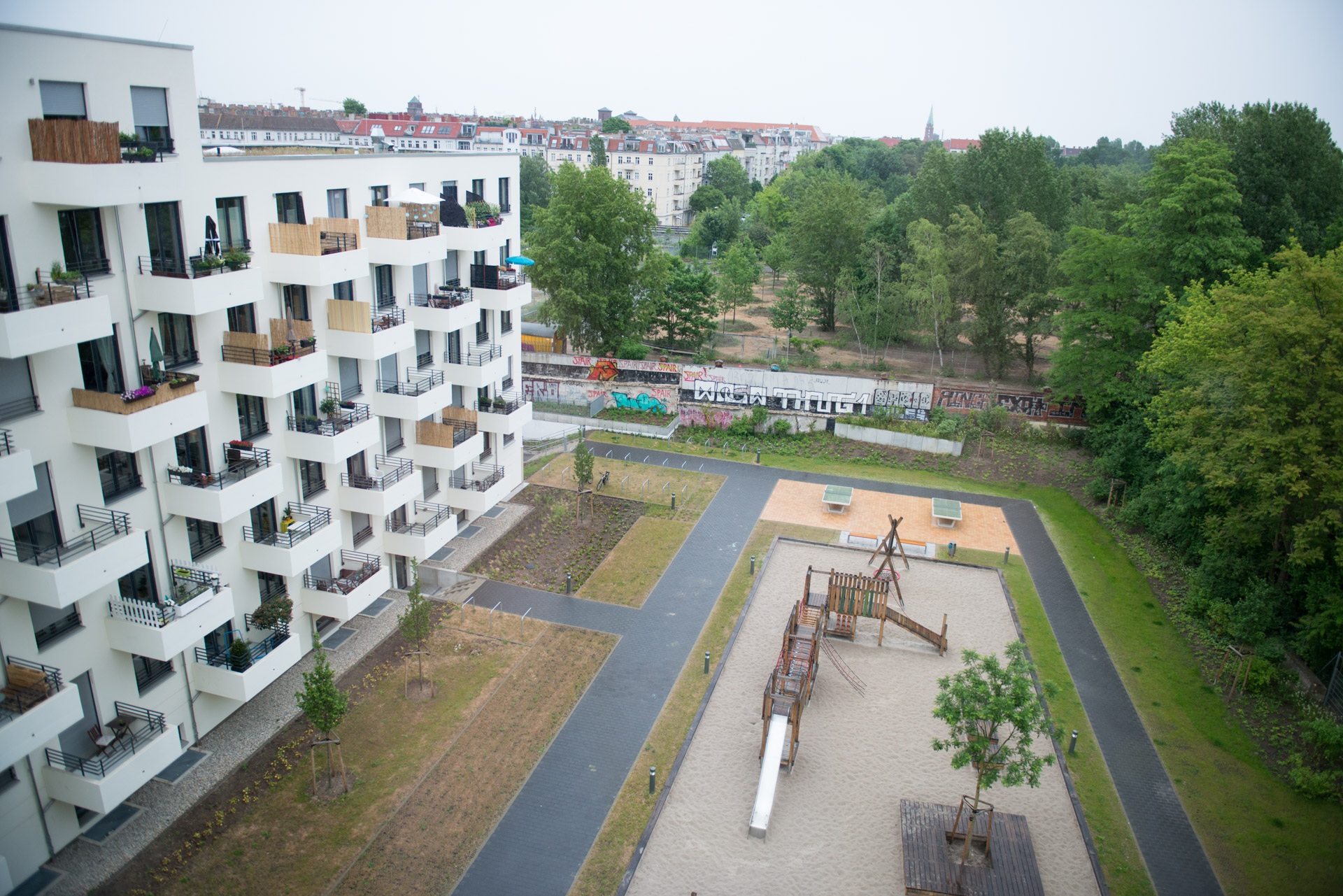 Rasengitter um einen Spielplatz