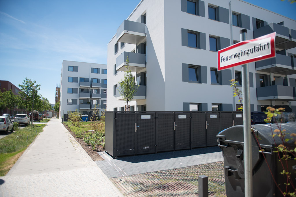 Feuerwehrzufahrt mit ausgelegten Rasengittern