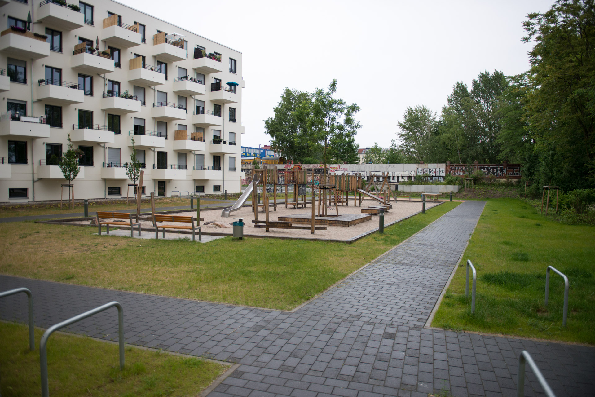 Rasengitter um einen Spielplatz